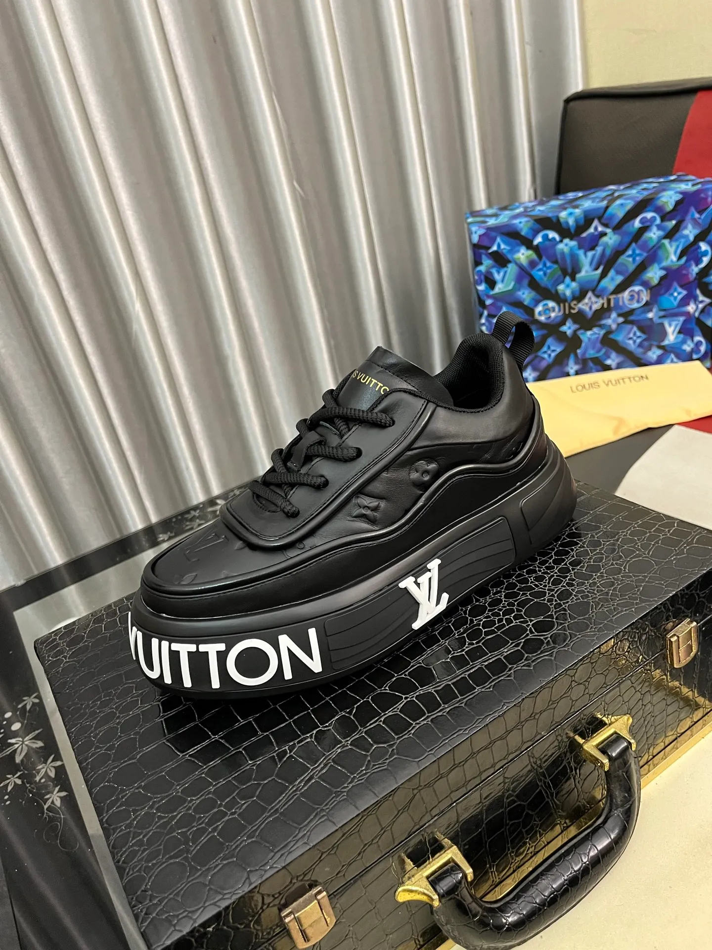 Men's shoes 💰560⌚️⌚️【LOUlS VUlTTON】Louis Vuitton ~ unique and casual style. LV counter purchasing 🏃casual shoes😍😍 Men's 2025 counters are on sale simultaneously, Italian imported brands select first-layer Italian cowhide. Cowhide leather lining (refuses to discolor and grind feet) Code number: 38-44 4⃣️colors available